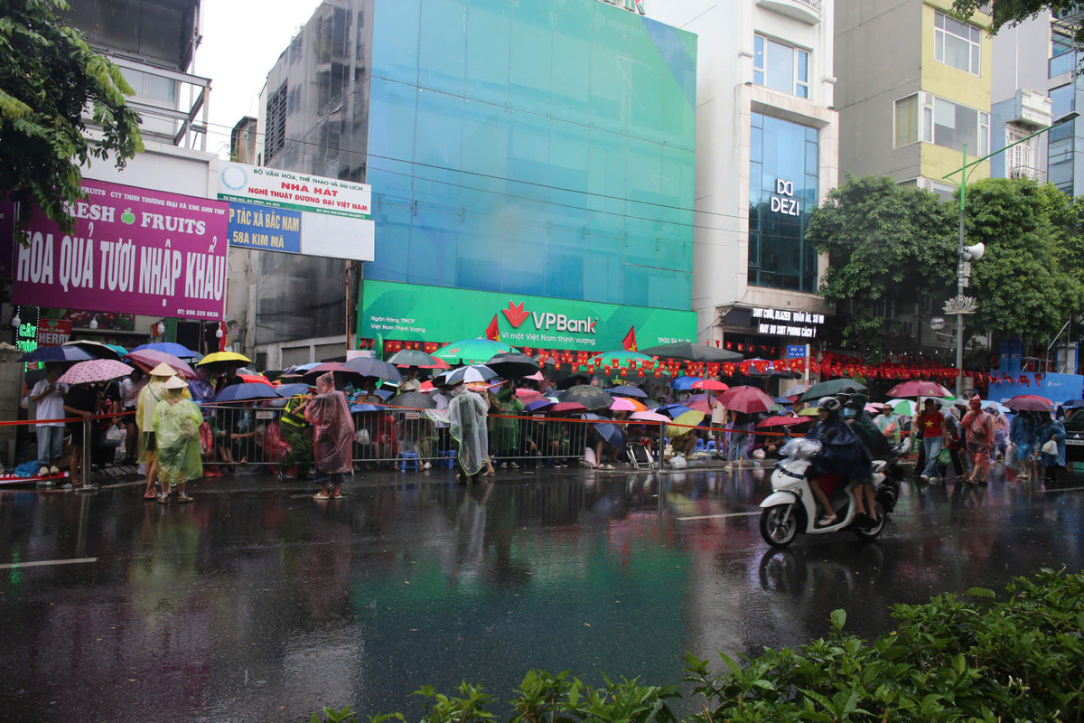 Khung cảnh đông đúc người dân trên đường Kim Mã.