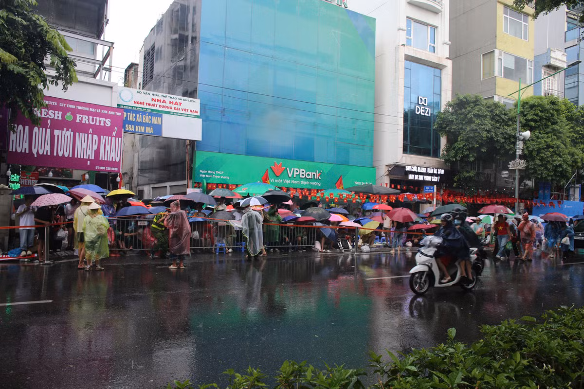 Khung cảnh đông đúc người dân trên đường Kim Mã.