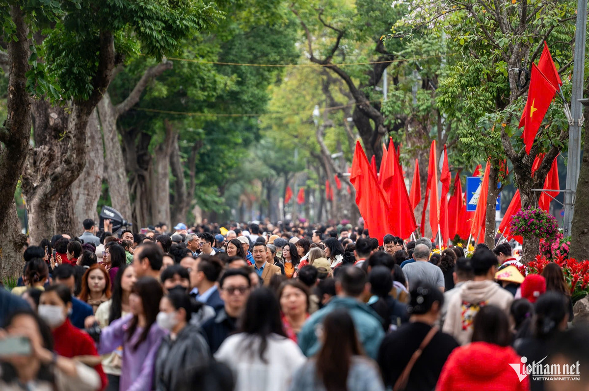 Dọc bờ hồ trên phố Đinh Tiên Hoàng chật kín người dân và du khách từ khắp nơi đổ về Thủ đô tham quan.