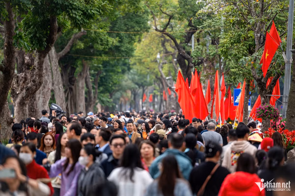 Dọc bờ hồ trên phố Đinh Tiên Hoàng chật kín người dân và du khách từ khắp nơi đổ về Thủ đô tham quan.