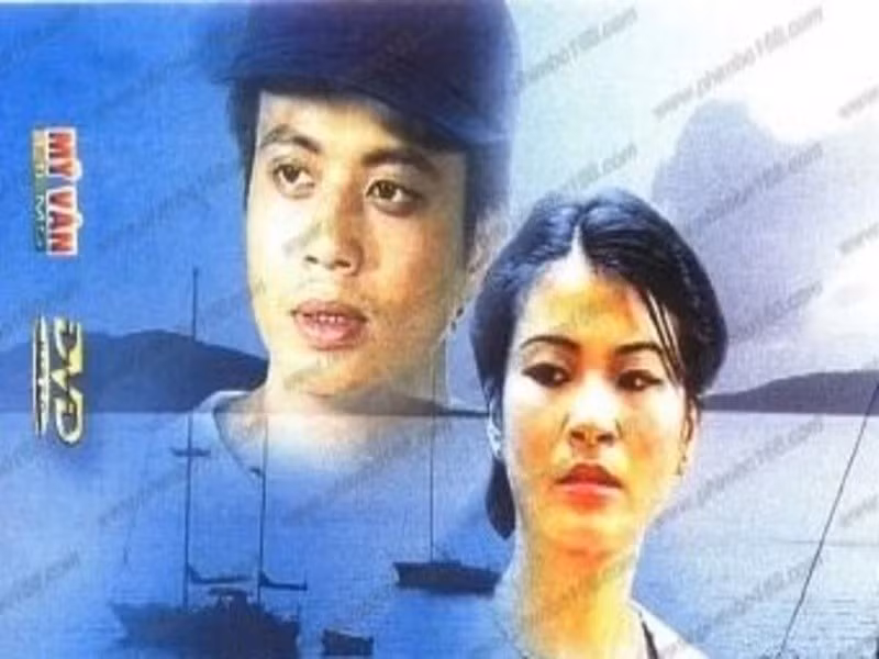 Bá Anh đóng vai Ý - con trai ông Đại trong Sóng ở đáy sông. Sau bộ phim này, anh tham gia phim Những ngọn nến trong đêm, Thương ngày nắng về. Ảnh: Znews.