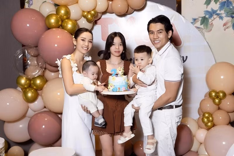 Dù đã có hai con chung với Phương Trinh Jolie, Lý Bình vẫn dành nhiều tình yêu thương cho bé Mia. Ảnh: FB Lý Bình.