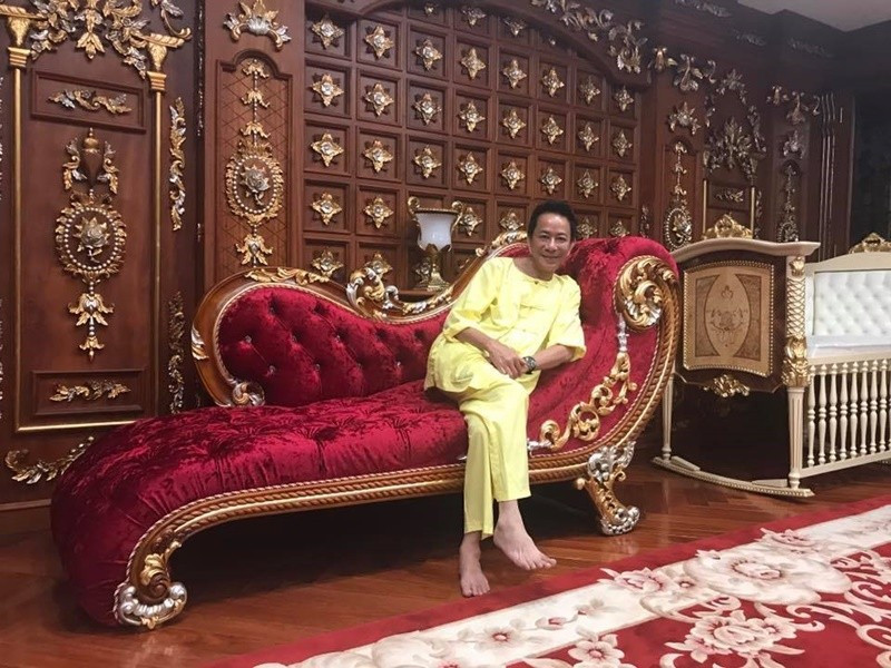 Bảo Chung cảm thấy mình may mắn vì dù lúc nhỏ gia đình nghèo, nhưng sau này được Tổ nghiệp thương cho nổi tiếng và không bao giờ nặng gánh về kinh tế. “Cuộc sống của tôi bình yên không có sóng gió gì trong nghề nghiệp lẫn đời thường”. Bảo Chung nói. Ảnh: Vietnamnet.