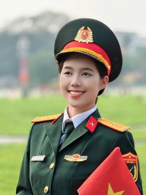 Bố Châu Anh mong muốn nàng hậu có thể lan tỏa hình ảnh nữ quân nhân kiên cường, bản lĩnh khi tham gia cuộc thi. Ảnh: Dân Việt.