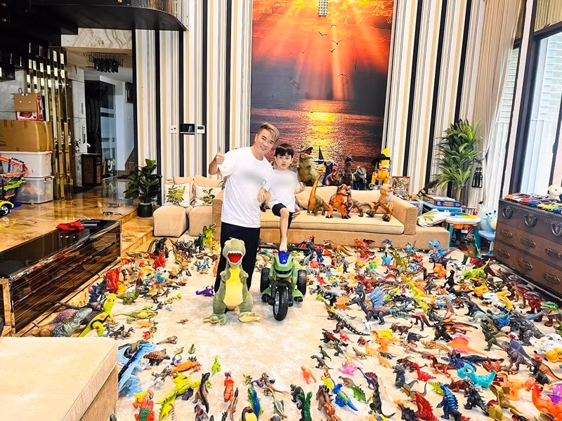 "Ông hoàng nhạc Việt" thường xuyên tặng con trai mô hình khủng long. Dương Triệu Vũ từng tiết lộ, Mr Đàm còn mua đến 200 đôi giày cho con trai khi cậu nhóc mới 3 tuổi. Ảnh: FB Polo Huỳnh.