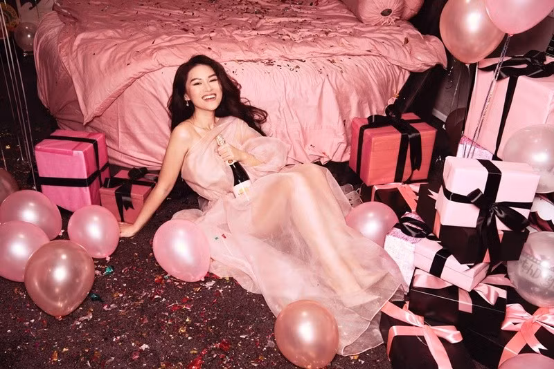 Nữ diễn viên thường xuyên sử dụng đồ hiệu, đi du lịch. Ảnh: FB Ngọc Thanh Tâm.