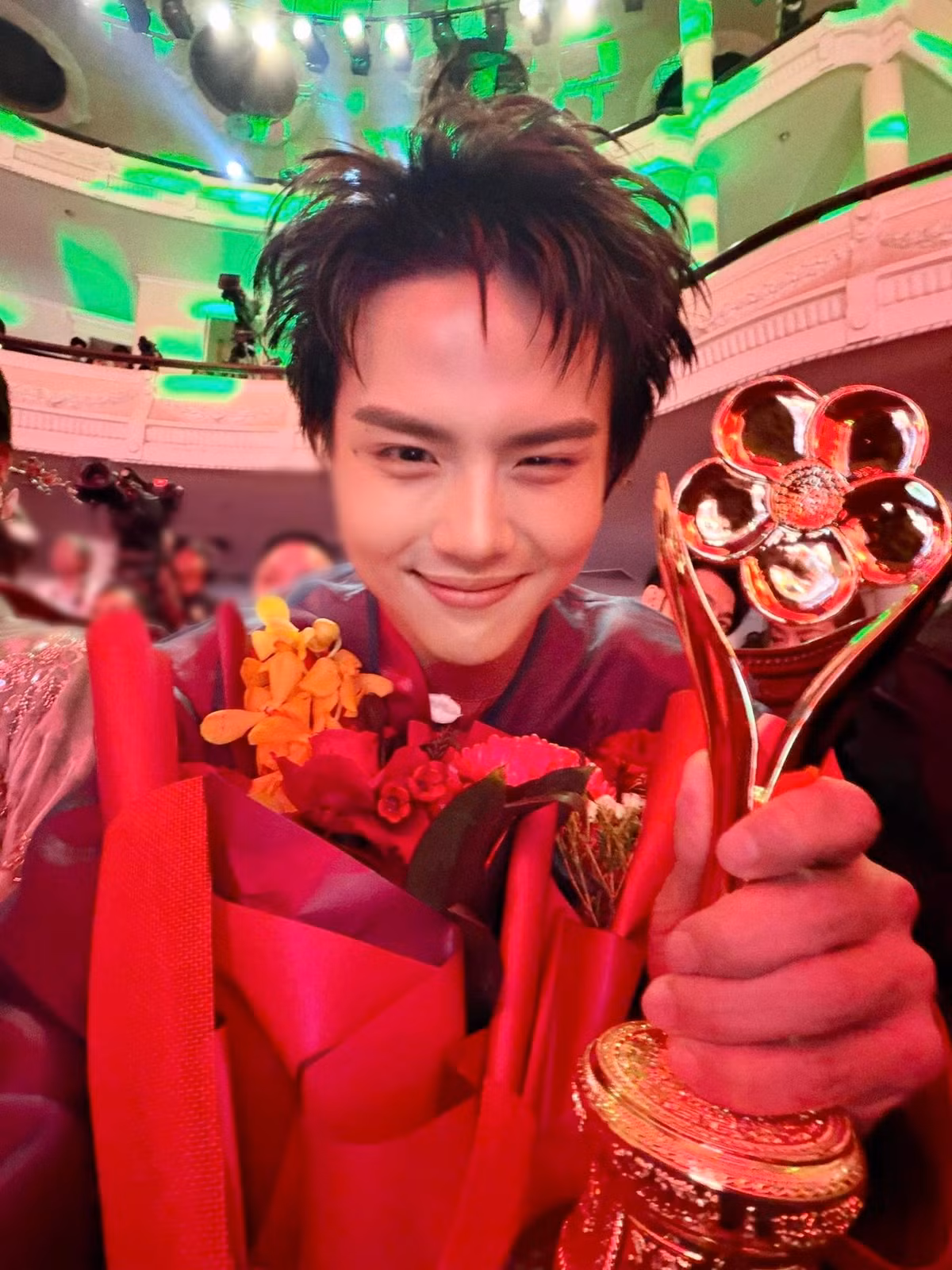 Diễn viên Duy Khánh ZhouZhou được trao giải Diễn viên hài được yêu thích nhất. Ảnh: FB Duy Khánh.