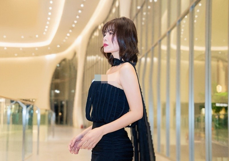 Chia sẻ trên Đời Sống Gia Đình, Thanh Hương cho biết, cô có ý thức giữ gìn sắc vóc. "Tôi đi tập gym, ăn uống chế độ, chăm sóc da dẻ vì mỗi lần đi phim là tàn phá lắm...Tôi rất thích chăm sóc da, có áp dụng công nghệ làm da đẹp, giữ sự trẻ trung. Khi mình tươi trẻ thì sẽ có nhiều cơ hội ở vai diễn hơn, được đóng vai yêu đương chẳng hạn", cô nói. Ảnh: FB Thanh Hương.