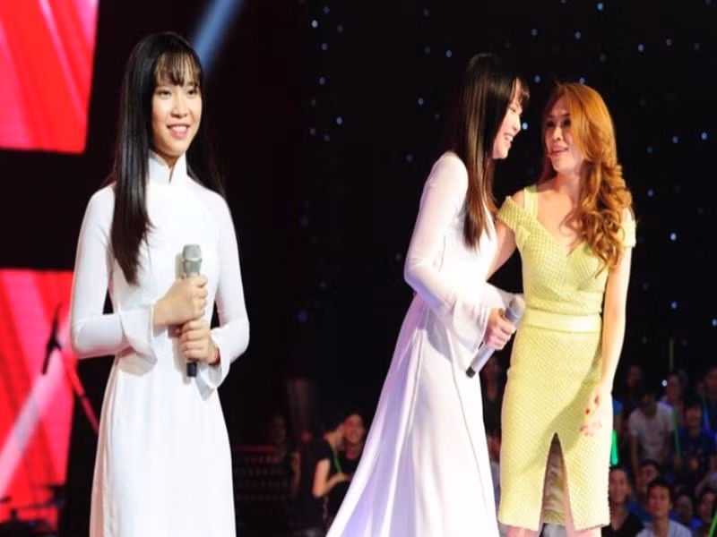 Ở Giọng hát Việt 2015, Mỹ Tâm từng hết lời khen ngợi giọng hát của Bảo Uyên: “Ai trong 4 huấn luyện viên cũng đều muốn có em, nhưng tôi rất muốn có em vì tôi biết mình sẽ làm gì cho em”. Ảnh: Người Đưa Tin.
