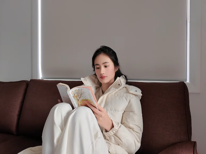 Khi rảnh rỗi, nàng hậu đọc sách. Ảnh: Youtube Ý Nhi.