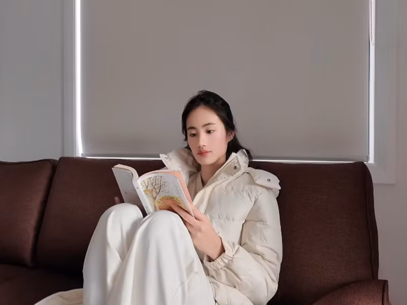 Khi rảnh rỗi, nàng hậu đọc sách. Ảnh: Youtube Ý Nhi.