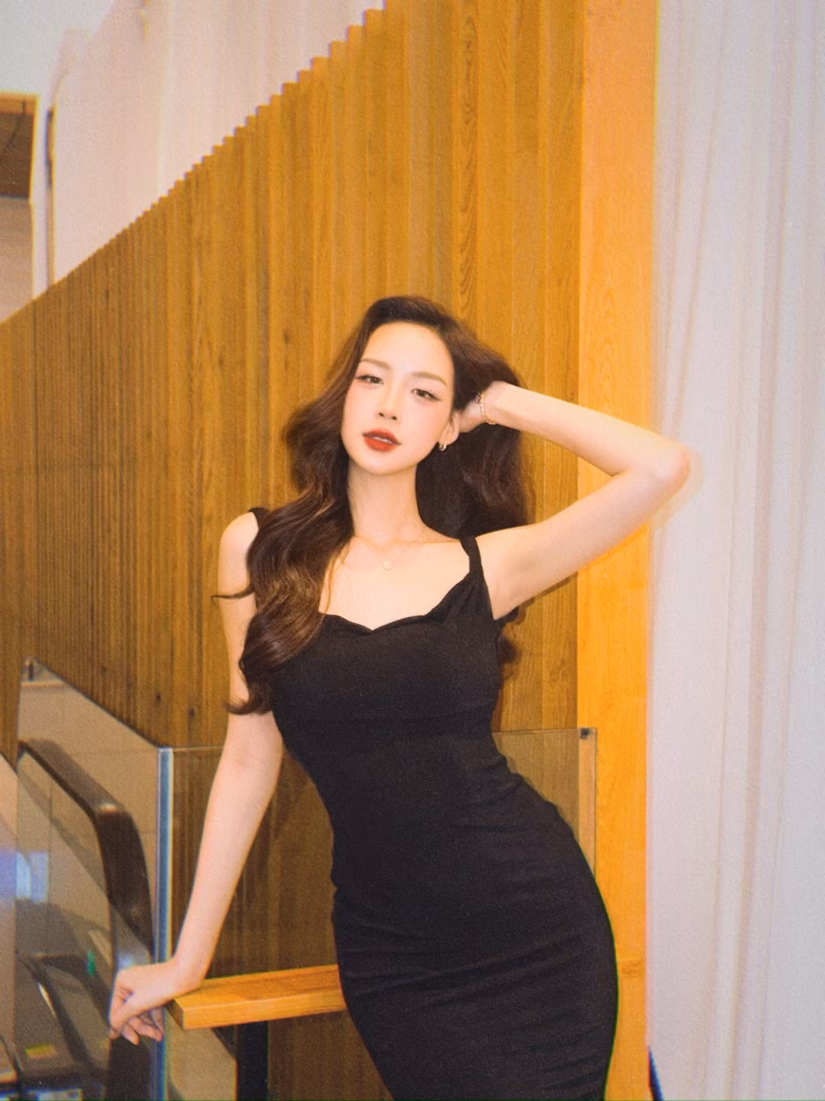 Bảo Ngọc cũng không theo đuổi lối trang điểm quá sắc sảo. Thay vào đó, lớp makeup trong veo, nhấn nhẹ vào đôi mắt và làn da mịn màng giúp cô giữ được vẻ thanh thoát.