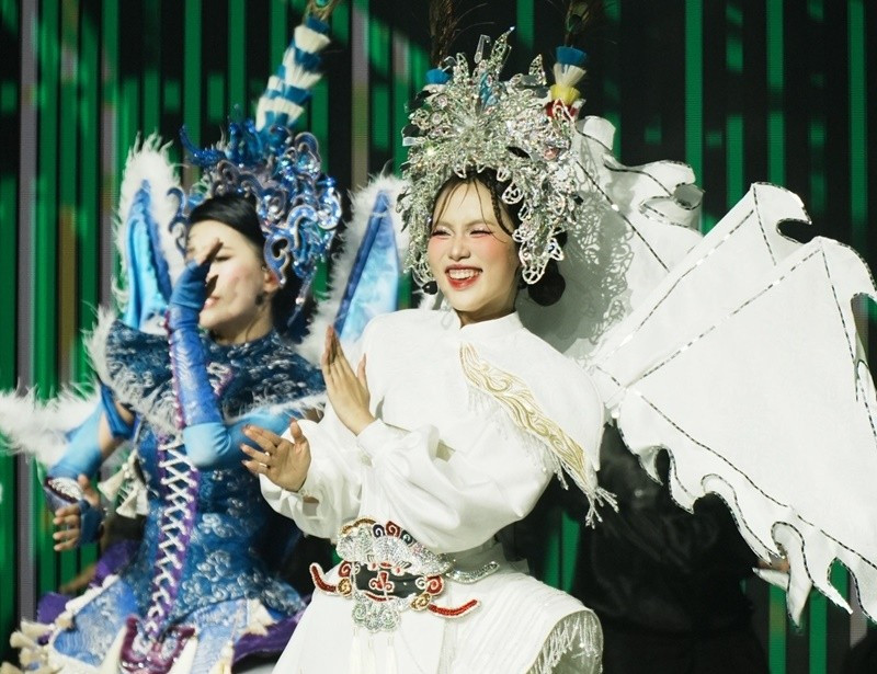 Theo An Ninh Thủ Đô, Phương Mỹ Chi chia sẻ, cô cùng ê-kíp đã đưa chất liệu hát bội/tuồng cổ vào tiết mục Hề. Tiết mục của nhóm Phương Mỹ Chi nhanh chóng đón nhận lời khen ngợi của khán giả. Ảnh: FB Phương Mỹ Chi.