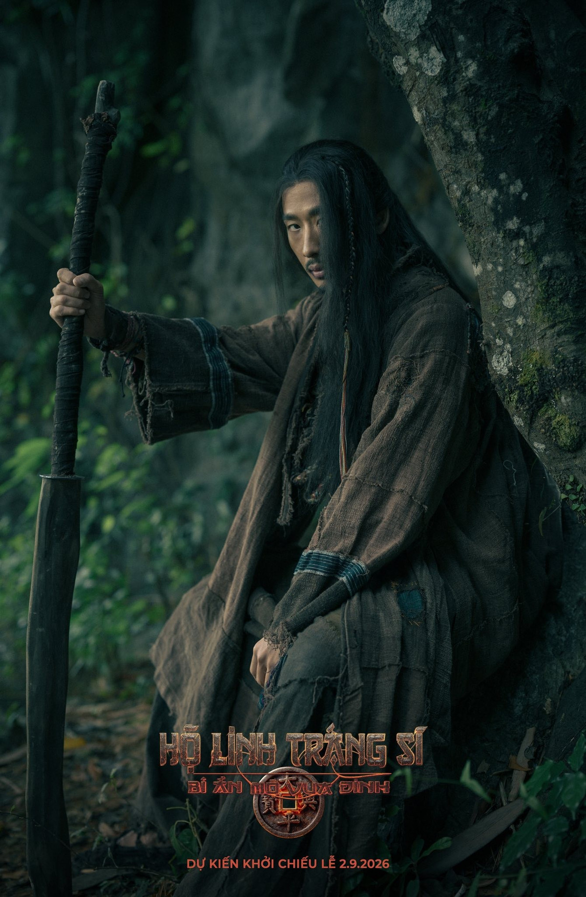 Ở dự án Hộ linh tráng sĩ: Bí ẩn mộ Vua Đinh, Tuấn Trần đảm nhận vai Nguyên Phong – một tráng sĩ áo vải xuất thân thợ săn, được Thầy Mo người Mường (NSND Tự Long) nuôi dạy từ nhỏ. Nhân vật chọn giấu đi tài năng để sống ngoài khuôn khổ, nhưng khi vận mệnh dân tộc xoay chuyển, anh buộc phải bước ra ánh sáng, được lòng trung nghĩa thôi thúc. Ảnh: FB Tuấn Trần.