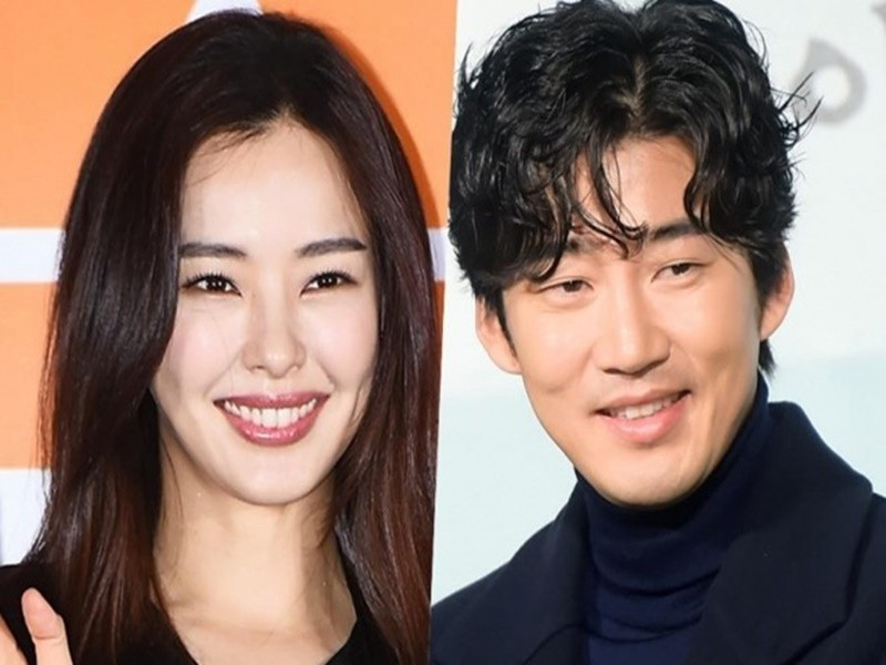 Theo Người Đưa Tin, Yoon Kye Sang sinh năm 1978 và là cựu thành viên của nhóm G.O.D. Năm 2004, anh rời nhóm và chuyển hướng đóng phim. Yoon Kye Sang từng tham gia phim: Chị dâu 19 tuổi, Gia đình là số 1. Ảnh: Sức Khỏe Đời Sống.