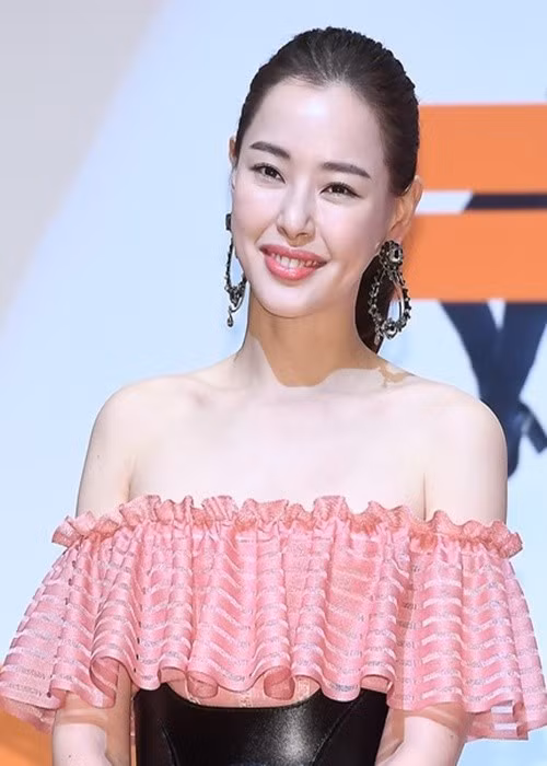 Theo VTV, Jang Mossi không hoạt động trong giới giải trí. Ông và Honey Lee kết hôn vào tháng 12/2021. Vì dịch bệnh phức tạp, vợ chồng Honey Lee không tổ chức đám cưới lớn. Ảnh: Dân Việt.