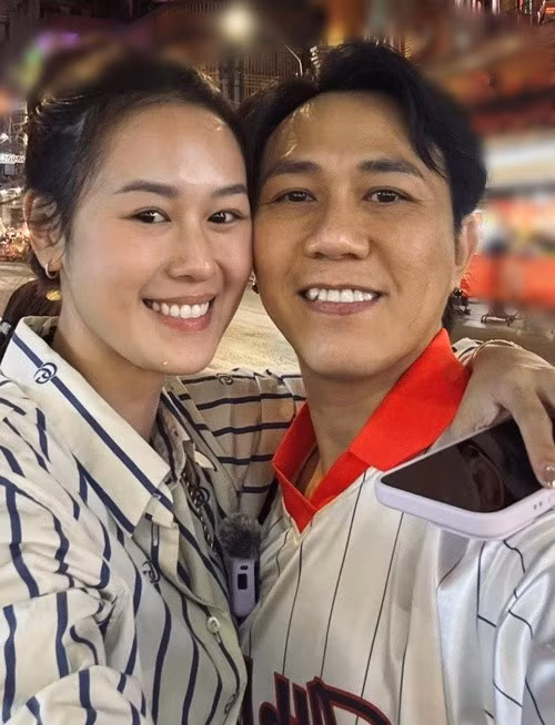 Valentine năm nay cũng đánh dấu cột mốc 3 năm bên nhau của cặp đôi. Anh Phạm vui vẻ viết: “Kỷ niệm đôi gà bông yêu nhau 3 năm. Vợ chồng em đón ngày lễ tình nhân bằng cách 5h sáng em chở anh nhà ra sân bay đi Hà Nội”.