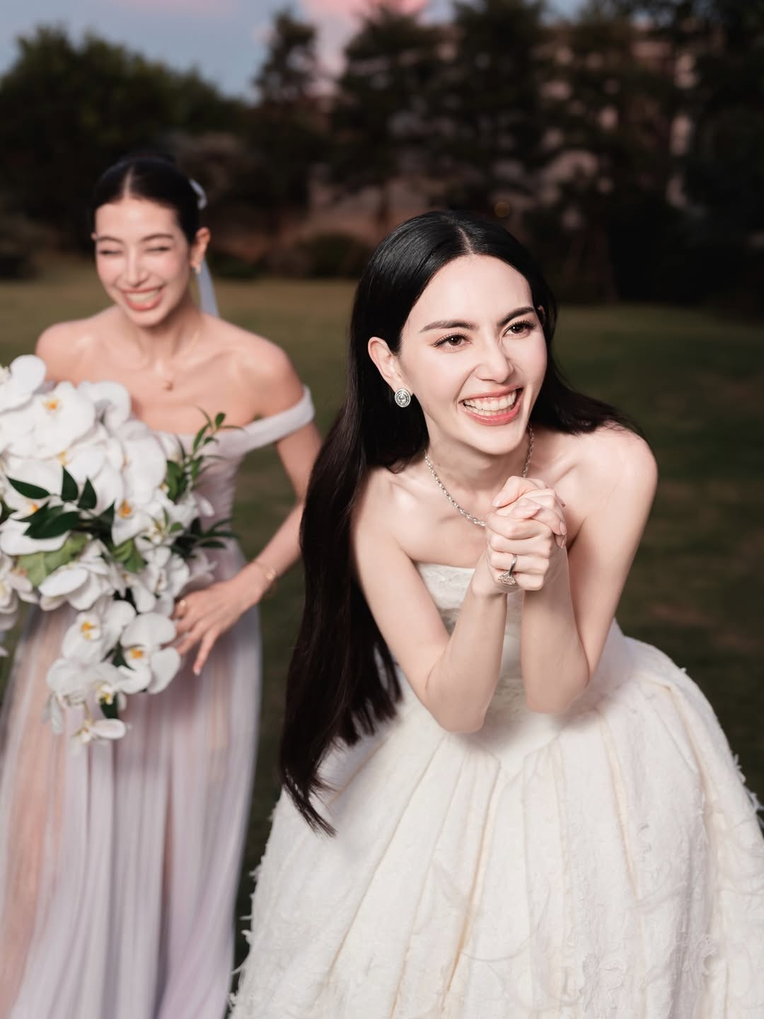 Diễn viên, người mẫu Mint Chalida bắt được hoa cưới của Mai Davika. Ảnh: Instagram Mint Chalida.