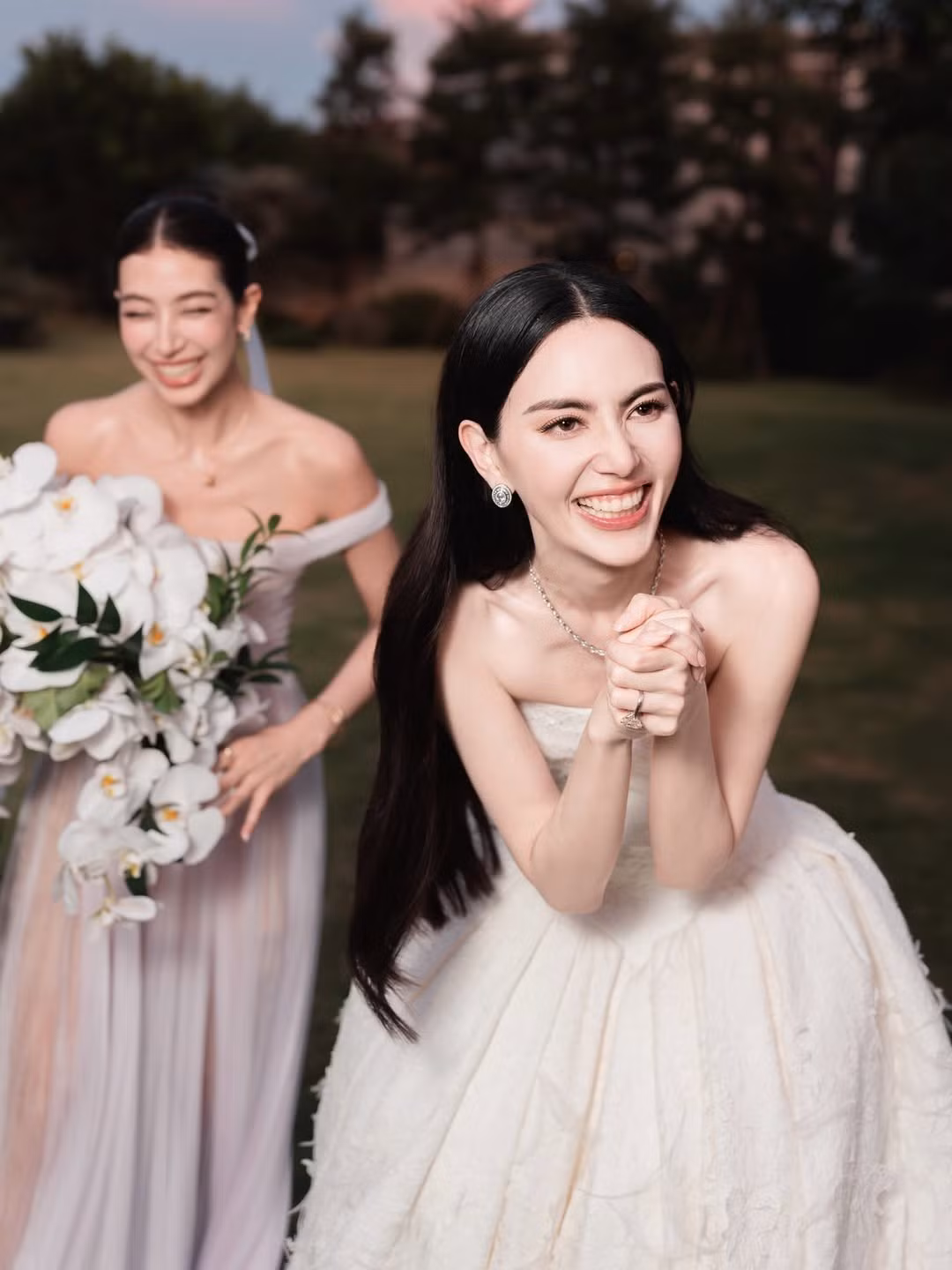 Diễn viên, người mẫu Mint Chalida bắt được hoa cưới của Mai Davika. Ảnh: Instagram Mint Chalida.