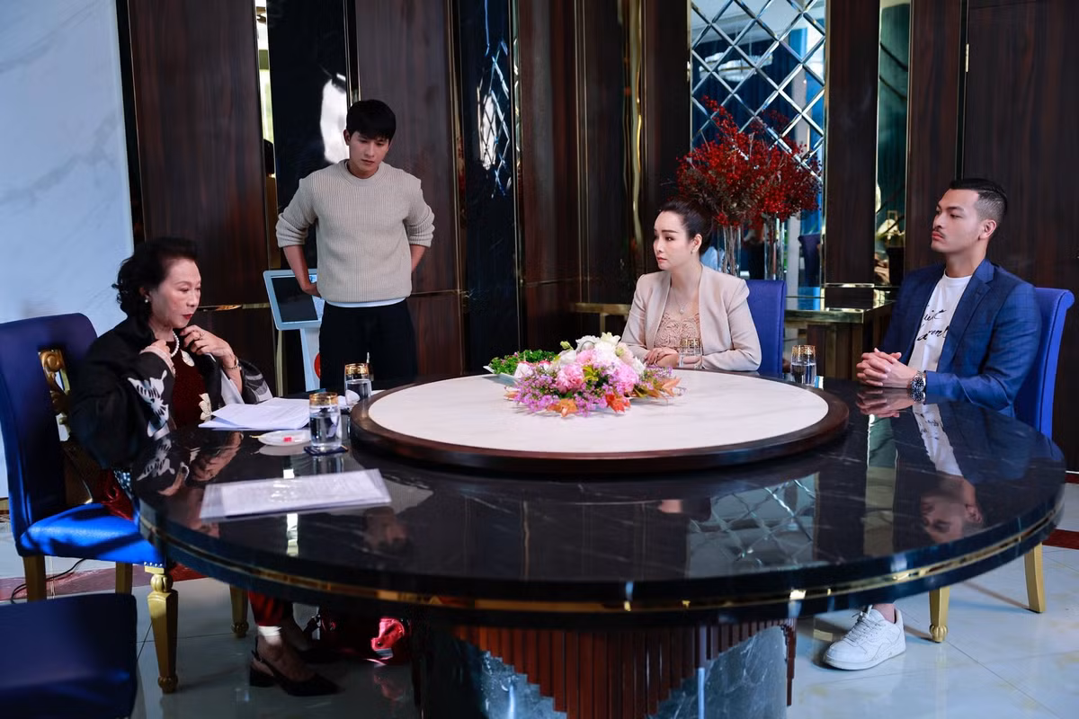 Con trai của Mai Thu Huyền trong Mặt trời lạnh là Vũ Tuấn Việt (ngoài cùng bên phải). Ngoài đời, Mai Thu Huyền hơn Vũ Tuấn Việt 13 tuổi. Ảnh: FB Mai Thu Huyền.