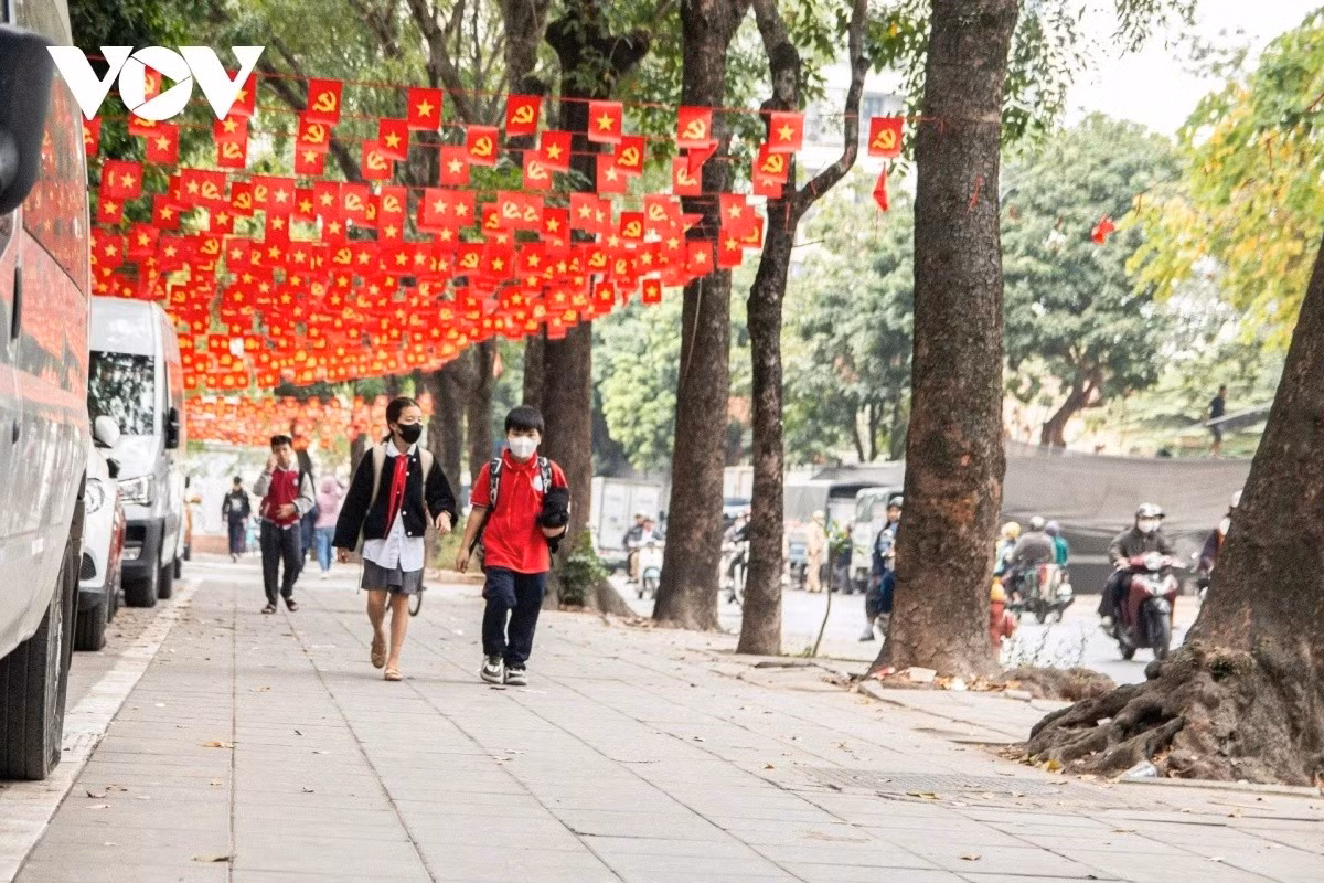 Học sinh thoải mái dạo bước trên vỉa hè tuyến phố Hoàng Hoa Thám; Ô tô đỗ trên vỉa hè đều nằm trong khu vực vạch kẻ dành cho phương tiện cơ giới theo quy định.