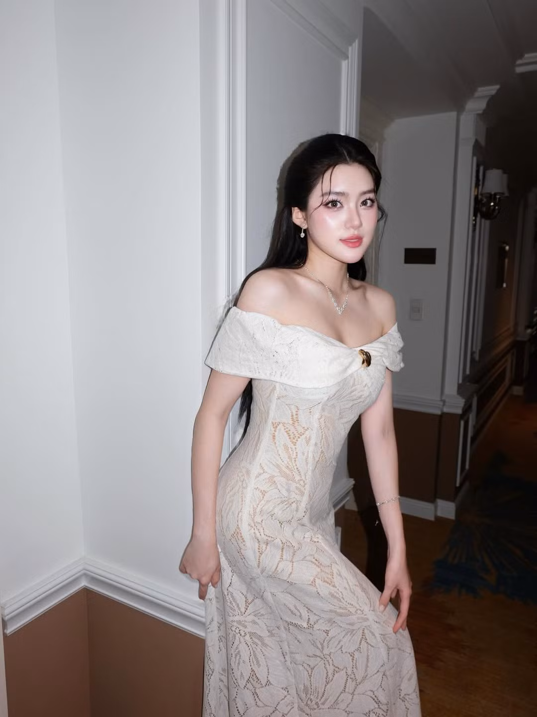 Một điểm dễ nhận thấy là dù diện trang phục cắt xẻ, xuyên thấu, Phương Oanh vẫn giữ được sự tinh tế. Những bộ váy ôm sát, có chi tiết cut-out hay trễ vai giúp cô khoe dáng nhưng không tạo cảm giác phô trương.