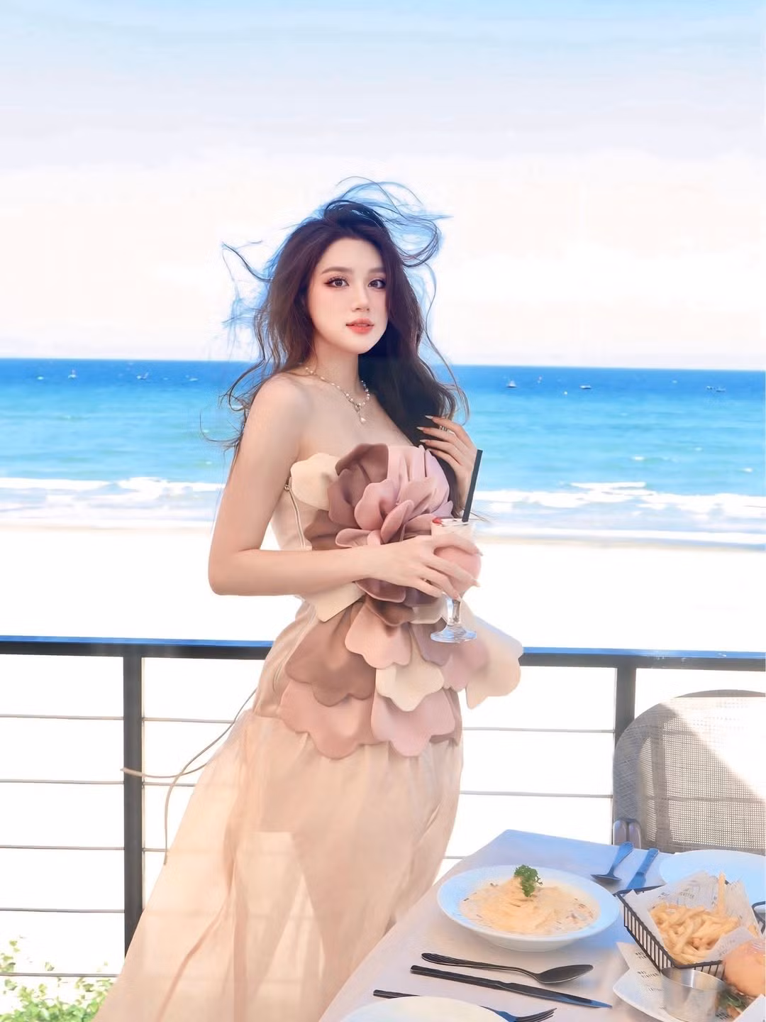 Trong các chuyến nghỉ dưỡng, cô ưu tiên trang phục tông pastel, kết hợp chi tiết bèo nhún hoặc đính kết thủ công, tạo cảm giác nhẹ nhàng nhưng vẫn nổi bật.