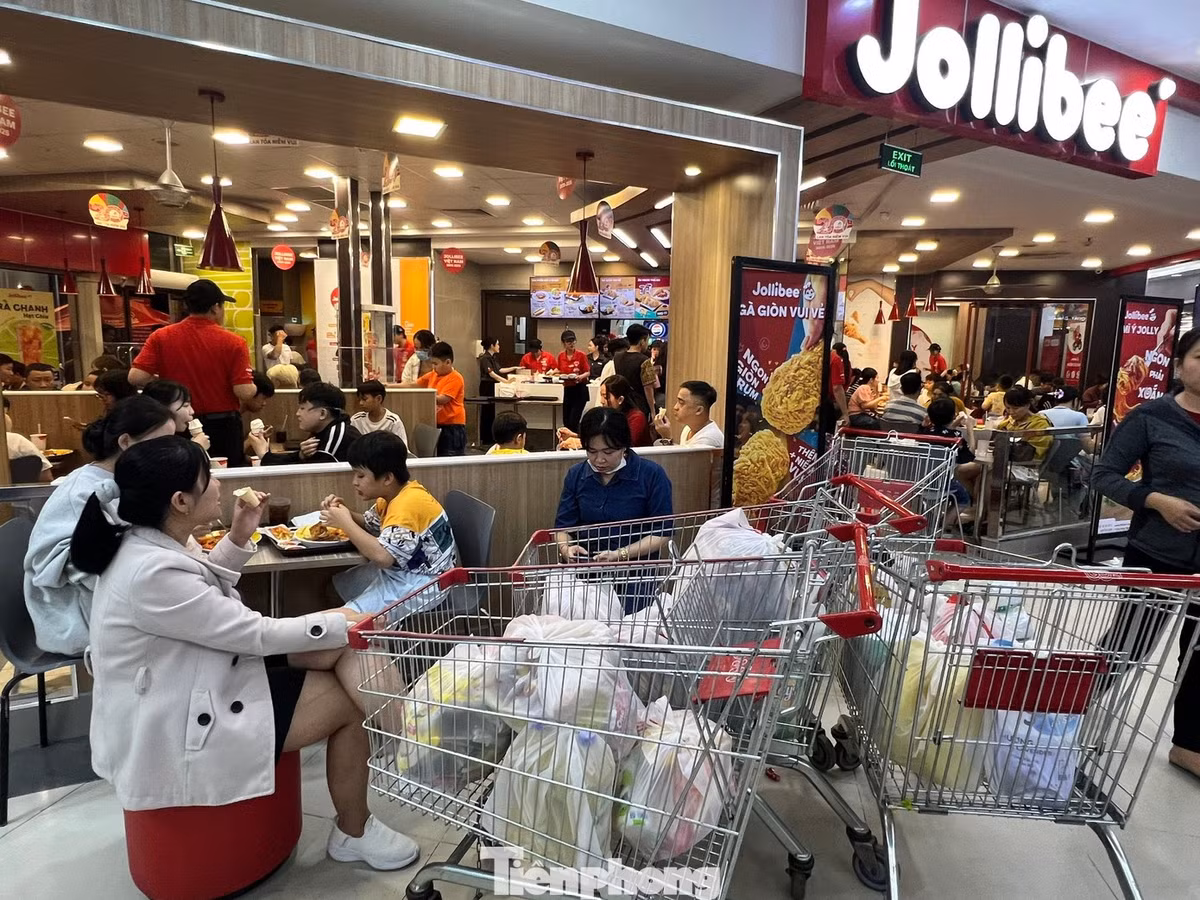 Nhiều người chọn giải pháp thưởng thức bữa trưa ngay ở sảnh chờ. "Tết nên khách đông lắm, nhiều người cũng chọn giải pháp ăn trưa ở ngay các ghế ngồi nghỉ chân như gia đình mình. Đông vui lắm" - chị Thảo (36 tuổi) chia sẻ.