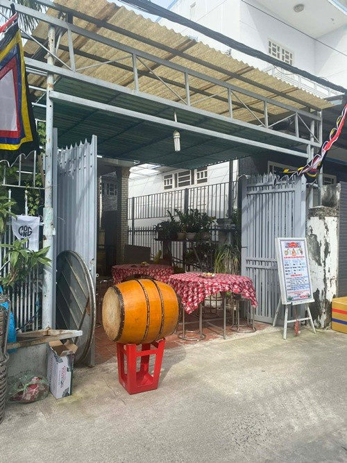 Nhạc sĩ Tô Hiếu cũng tiết lộ vì sao đám tang vắng lặng: "Không phải hàng xóm, dân địa phương lạnh lùng với anh Tín mà theo tôi được biết, phần lớn người dân đang đi làm, nhất là hôm nay không phải cuối tuần. Buổi tối, họ sẽ đến viếng đông hơn". Ảnh: Vietnamnet.