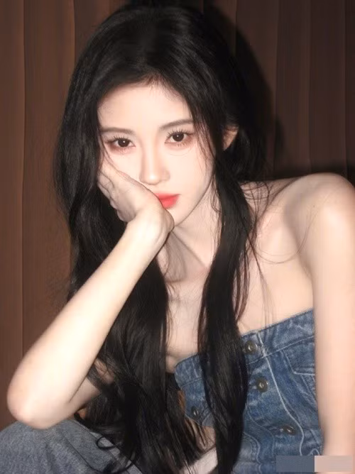 Nữ diễn viên kiêm ca sĩ vướng nghi vấn dao kéo để có dung mạo xinh đẹp như hiện tại. Về tin đồn phẫu thuật thẩm mỹ, cô chưa từng lên tiếng. Ảnh: Weibo Cúc Tịnh Y.