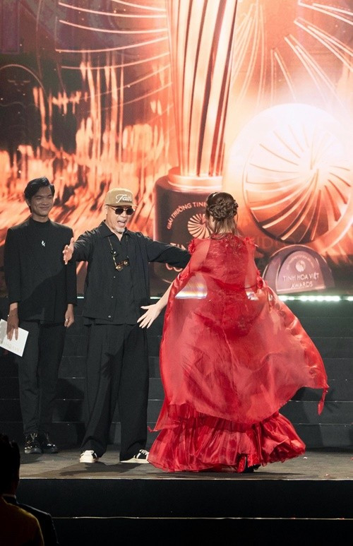 Trong lễ trao giải, Hòa Minzy được nhạc sĩ Huy Tuấn trao giải thưởng. Ảnh: FB Hòa Minzy.