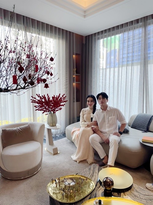 Dù nhiều khán giả gửi lời chúc mừng và đặt nghi vấn Bá Thành là “tình mới” của nữ ca sĩ, người trong cuộc vẫn chưa xác nhận mối quan hệ.