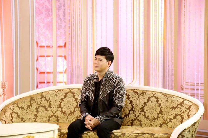 Quách Thành Danh trở nên nổi tiếng nhờ ca khúc Tôi là tôi năm 2012. “Thời điểm tôi vất vả nhất, đi diễn khắp nơi, một tháng rưỡi mới được về nhà một lần. Lúc đó chưa có chuyển khoản ngân hàng nên mỗi lần đi diễn đều nhận tiền mặt, bỏ vào bao bố rồi xách lên xe, đi hết ngày này qua tháng nọ. Khi về mới đổ tiền ra cho công ty đếm”, nam ca sĩ chia sẻ trên Người Lao Động. Ảnh: Người Lao Động.