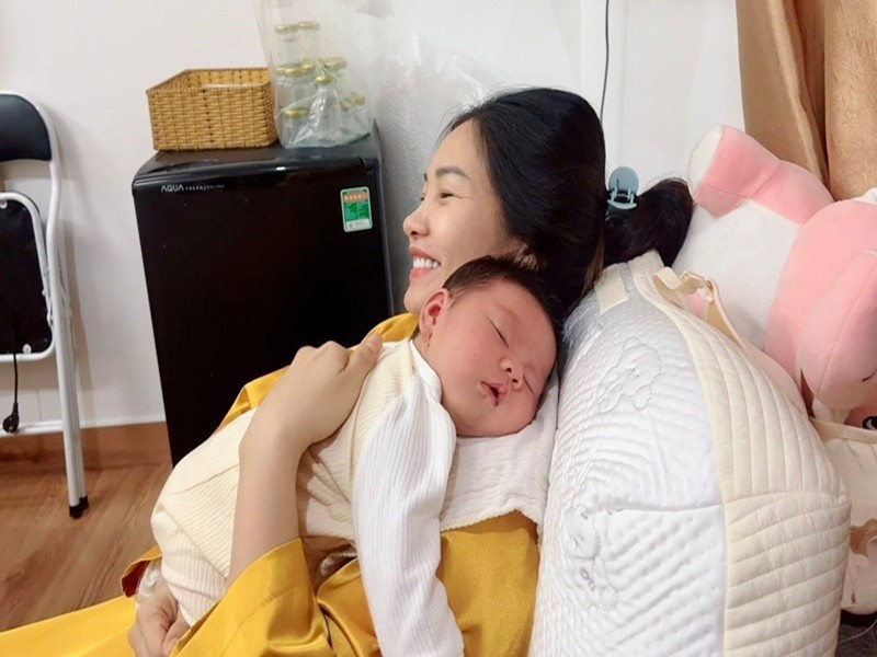 Trong khi đó, Trúc Trương luôn rạng rỡ dù đang tất bật chăm sóc em bé những ngày đầu làm mẹ.