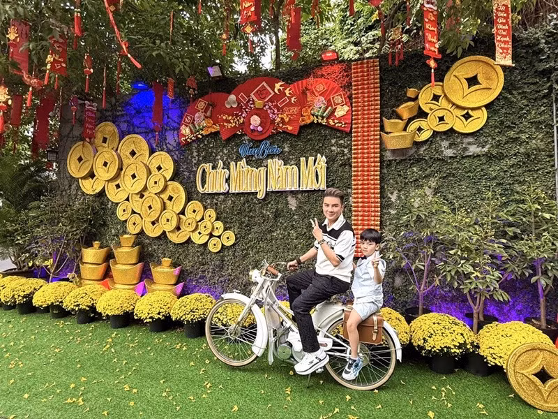 Đàm Vĩnh Hưng chọn những vật dụng mang đậm không khí Tết, Giáng sinh...bài trí khắp nơi trong căn biệt thự mỗi dịp lễ Tết, Giáng sinh. Ảnh: FB Đàm Vĩnh Hưng.