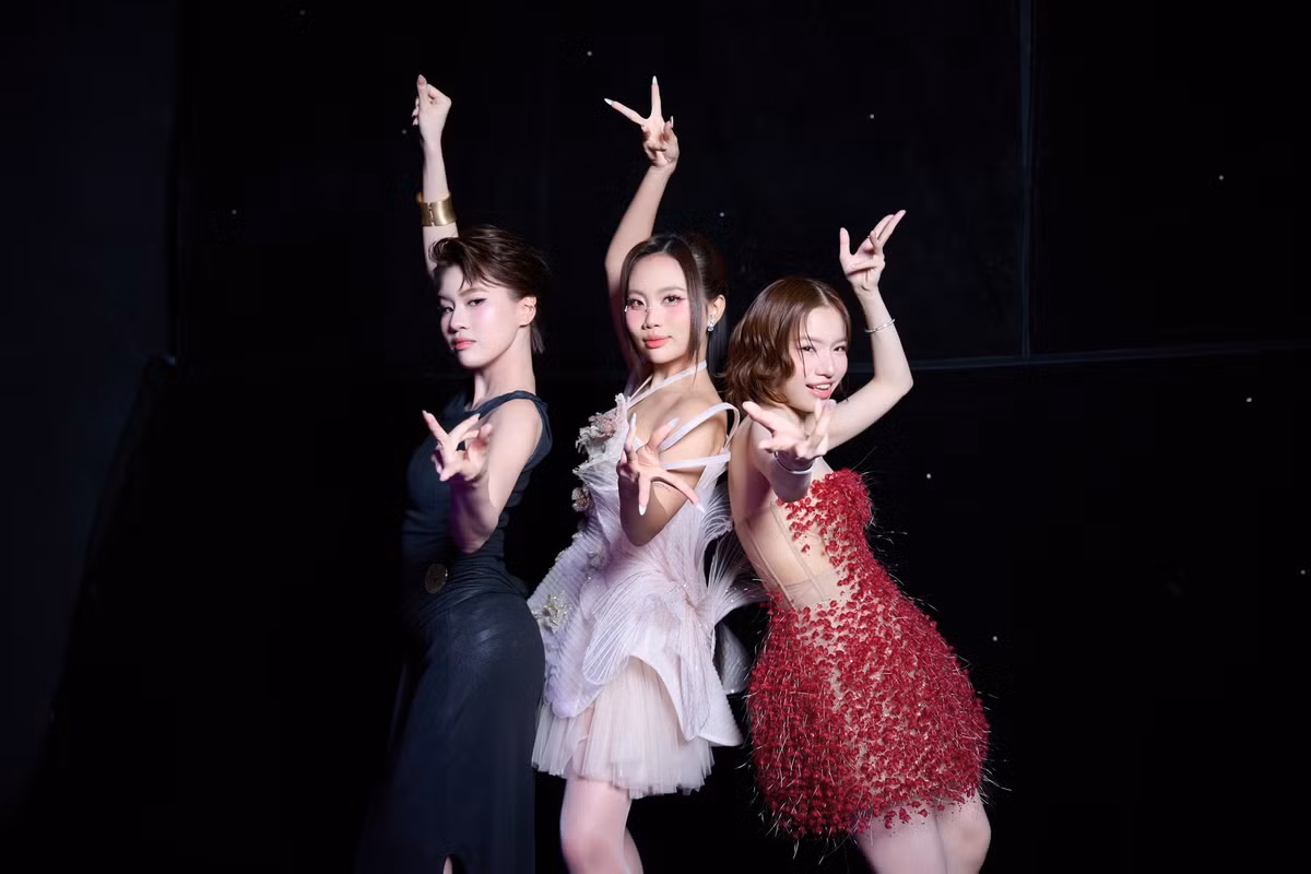 Pháo và Phương Mỹ Chi đều lấn sân diễn xuất. Cụ thể, Phương Mỹ Chi đóng các phim: Mùa hè 1999, Tiệm hoa dì ghẻ, Nhà gia tiên. Pháo tham gia phim Thỏ ơi (dự kiến ra rạp vào Tết Nguyên đán 2026).