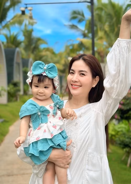 Kha Ly và Thanh Duy vừa đưa bé Lita cùng đi du lịch. Ái nữ của cặp đôi diễn viên gây chú ý bởi vẻ ngoài đáng yêu. Ảnh: FB Kha Ly.
