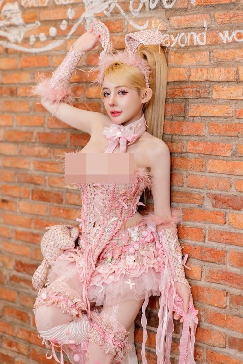 Trên trang cá nhân, Ngân 98 thường xuyên đăng tải những bức ảnh khoe ngoại hình gợi cảm, gương mặt được trang điểm kỹ lưỡng. Ảnh: FB Ngân 98.