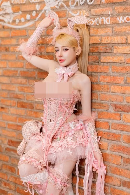 Trên trang cá nhân, Ngân 98 thường xuyên đăng tải những bức ảnh khoe ngoại hình gợi cảm, gương mặt được trang điểm kỹ lưỡng. Ảnh: FB Ngân 98.