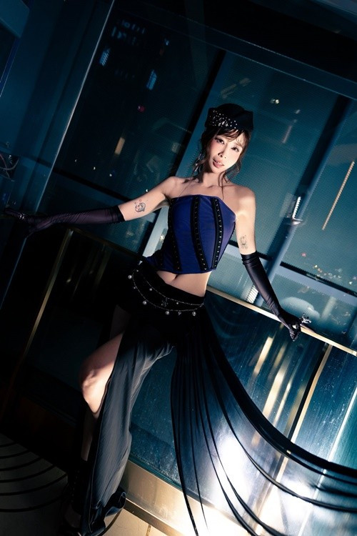 Trong thiết kế corset xanh đen phối găng tay dài và mũ beret, người đẹp thể hiện tinh thần cổ điển pha chút bí ẩn, ánh mắt lạnh cùng biểu cảm tiết chế tạo nên tổng thể cá tính.