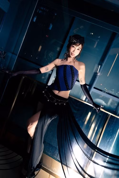 Trong thiết kế corset xanh đen phối găng tay dài và mũ beret, người đẹp thể hiện tinh thần cổ điển pha chút bí ẩn, ánh mắt lạnh cùng biểu cảm tiết chế tạo nên tổng thể cá tính.