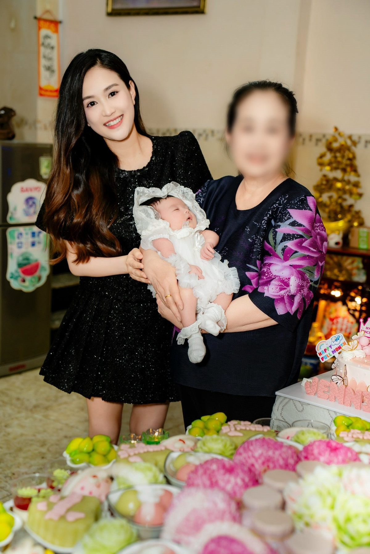 "Mong con một đời an yên. Con chỉ cần khôn lớn thật khỏe mạnh, vui vẻ và hạnh phúc còn lại cả thế giới đã có ba mẹ lo", Phương Hằng viết. Ảnh: FB Phương Hằng.