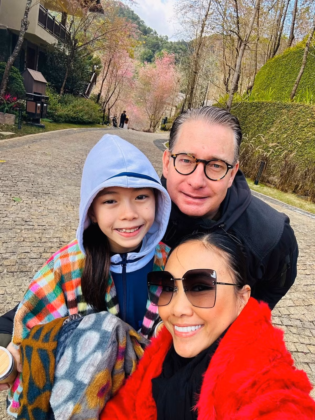 Khi đón Tết ở Việt Nam, Johan từng khá lạ lẫm với phong tục cúng giao thừa, mặc áo dài đi chùa đầu năm hoặc lì xì lấy hên. Đây cũng là những điều khiến chồng Đoan Trang ấn tượng và thích đón Tết truyền thống tại Việt Nam. Ảnh: FB Đoan Trang.