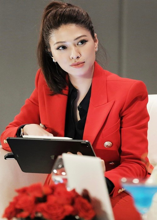 BTV Dương Ngọc Trinh tâm sự bản thân chưa bao giờ nghĩ mình là người nổi tiếng nên sống rất kín tiếng. "Nếu là người của công chúng, tôi sẽ chấp nhận việc chuyện riêng tư bị đào bới, bình phẩm. Nhưng tôi chỉ đơn thuần là 1 người làm nghề được xuất hiện trên truyền hình. Vì thế, chuyện gia đình, yêu đương là chuyện riêng, tôi sẽ giữ nó cho riêng mình”, cô nói. Ảnh: FB Dương Ngọc Trinh.