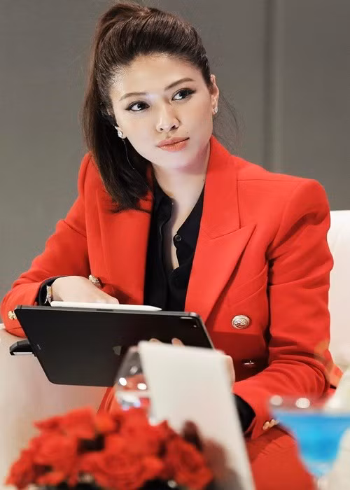 BTV Dương Ngọc Trinh tâm sự bản thân chưa bao giờ nghĩ mình là người nổi tiếng nên sống rất kín tiếng. "Nếu là người của công chúng, tôi sẽ chấp nhận việc chuyện riêng tư bị đào bới, bình phẩm. Nhưng tôi chỉ đơn thuần là 1 người làm nghề được xuất hiện trên truyền hình. Vì thế, chuyện gia đình, yêu đương là chuyện riêng, tôi sẽ giữ nó cho riêng mình”, cô nói. Ảnh: FB Dương Ngọc Trinh.