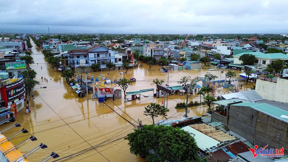 Theo báo cáo của Sở Nông nghiệp và Môi trường Đà Nẵng, mưa lũ làm ngập khoảng 65.000 hộ dân trên địa bàn, 1.429 hộ (5.674 nhân khẩu) đã được sơ tán. Ghi nhận vào chiều 28/10, nhiều khu vực tại các huyện Đại Lộc, Duy Xuyên, Nông Sơn (cũ), TP Hội An (cũ) và thị xã Điện Bàn (cũ) vẫn ngập nặng. Trên tuyến ĐT609, mực nước vẫn sâu, lực lượng chức năng túc trực để ngăn người dân qua lại, nhằm đảm bảo an toàn.