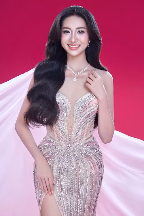 Tối ngày 27/6, 25 thí sinh sẽ bước vào chung kết Hoa hậu Việt Nam 2024. Hiện tại, Hà Trúc Linh là một trong số những ứng cử viên sáng giá cho vương miện. Người đẹp sinh năm 2004, đến từ Phú Yên, sở hữu chiều cao 1m72 , số đo ba vòng 80-58-95 cm. Trước Hoa hậu Việt Nam 2024, Trúc Linh đoạt danh hiệu hoa khôi ở cuộc thi Nét đẹp Sinh viên Trường Đại học Tài chính - Marketing năm 2023. Ảnh: FB Trúc Linh.