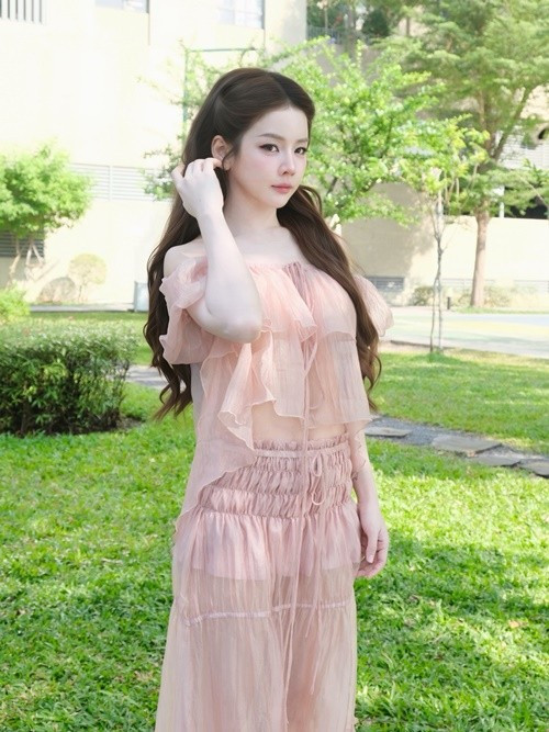 Những chiếc váy voan mềm mại cũng thường xuyên xuất hiện trong tủ đồ của Mie. Kiểu dáng bèo nhẹ cùng gam màu pastel giúp cô giữ được vẻ dịu dàng, nữ tính.