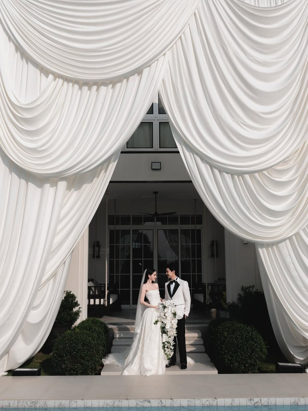 Mai Davika - Ter Chantavit thực hiện các nghi lễ bên bể bơi. Ảnh: Instagram Mai Davika.