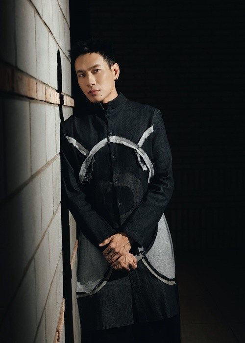 Chờ show, Kiều Minh Tuấn chỉ ăn cầm hơi, ngày với 2 gói mì tôm. Biết bản thân không có lợi thế ngoại hình, nam diễn viên nỗ lực trau dồi diễn xuất, tham gia nhiều vai phụ trước khi trở nên nổi tiếng nhờ vai chính trong phim Em chưa 18. Ảnh: FB Kiều Minh Tuấn.